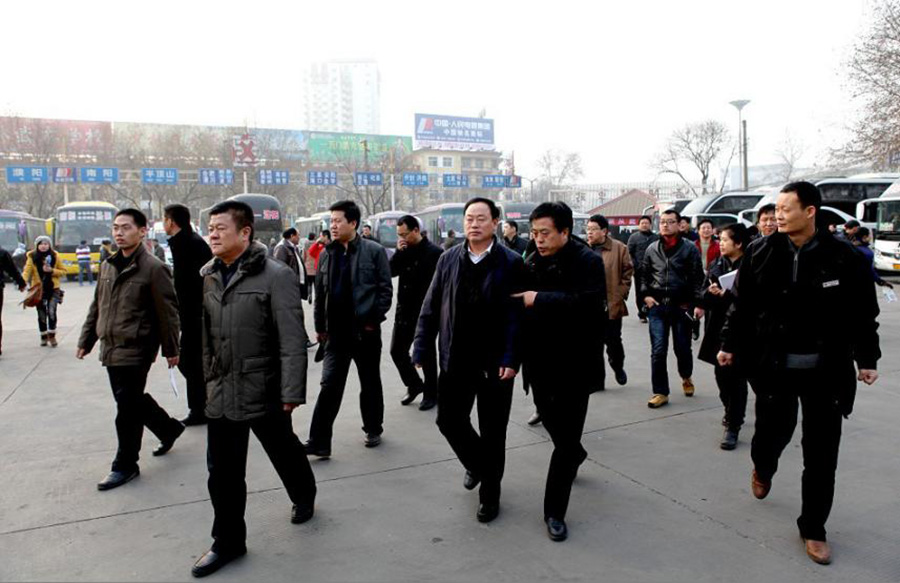 2012年1月12日，洛陽市政府副市長宋殿宇（右三）到洛陽汽車站檢查春運(yùn)工作。